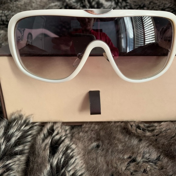 Louis Vuitton Sunglasses- Iris Mask Ivory - Picture 3 of 5